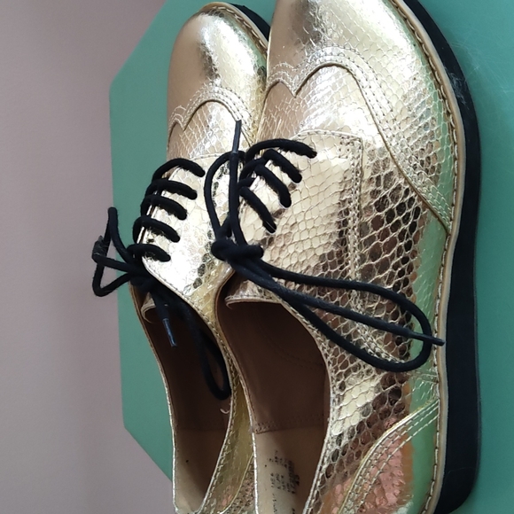 Shoes - Picture 2 of 4